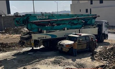 ضبط بنغالي لتفريغه مواد خرسانية في منطقة عسير