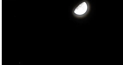 سماء الحدود الشمالية تتزين باقتران القمر بكوكب زحل