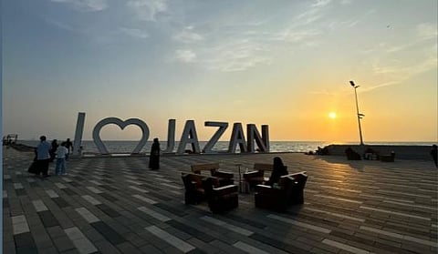 الواجهات البحرية والحدائق العامة بجازان تشهد إقبالًا من الزوار في أجواء شتوية معتدلة