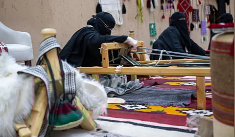 منطقة الحرفيين تقدم تجربة تفاعلية لزوار المنتدى الدولي للحرف اليدوية بسكاكا