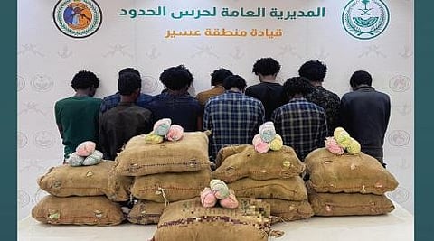 القبض على 17 مخالفا من الجنسيتين اليمنية والإثيوبية لتهريبهم القات بمنطقتي جازان وعسير