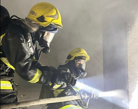 الدفاع المدني بمكة المكرمة يخمد حريقًا في مبنى سكني بحي الزاهر
