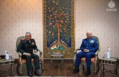 رئيس الأركان يستعرض أوجه التعاون بالمجالات الدفاعية مع نظيره الهندي