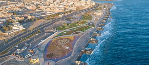 شواطئ البحر الأحمر تجذب أهالي الوجه بأجوائها الخلابة