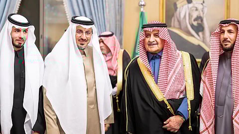 أمير تبوك يُكرِّم المواطن العنزي تقديرًا لموقفه الإنساني في تبرعه بكليته لابنة صديقه