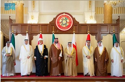 قمة البحرين تؤكد التنفيذ الكامل لرؤية خادم الحرمين الشريفين لتعزيز العمل الخليجي المشترك