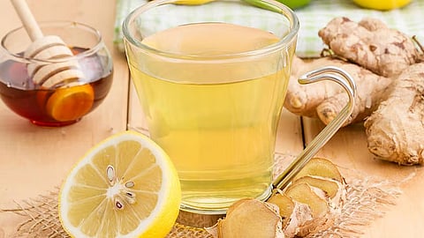 الزنجبيل والليمون والعسل مزيج ثلاثي يحارب البرد