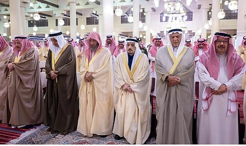 أمير الرياض يؤدي صلاة الميت على والدة الأمير مشعل بن بدر بن سعود بن عبدالعزيز 