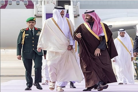 ولي العهد يستقبل أمير قطر لدى وصوله إلى الرياض 