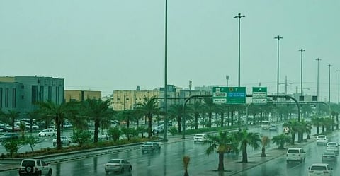 «هيئة الطرق» تدعو قائدي المركبات إلى الالتزام بالإرشادات أثناء هطول الأمطار