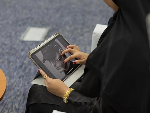  طالبة بجامعة الحدود الشمالية تبتكر قبعة ذكية لمراقبة وظائف الدماغ