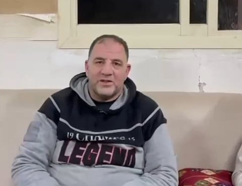 فيديو يوثق شبابًا سعوديين أنقذوا مقيمًا مصريًا علق بالسيول في حائل