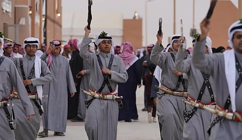  الفنون الشعبية تزيّن مشاركة إمارة الباحة في مهرجان الملك عبدالعزيز للإبل