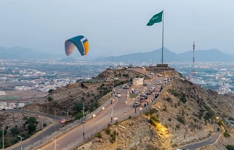 الطيران الشراعي في عسير.. رياضة تُحلّق بالسياحة وتوثّق جمال الطبيعة