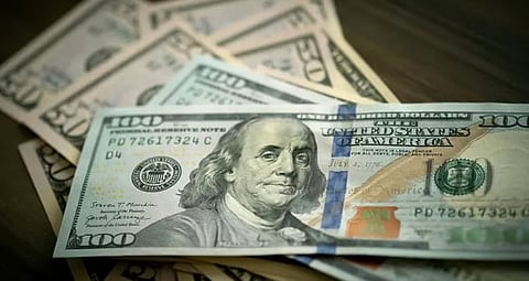  الدولار يتراجع إلى أدنى مستوى له في شهرين