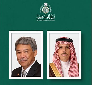 وزير الخارجية يستعرض العلاقات الثنائية مع نظيره الماليزي