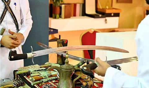 صناعة السيوف والخناجر العربية.. رمز التراث والإبداع في «حرفة مكة»