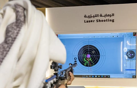 حرس الحدود يقدّم تجربة الرماية الليزرية لزوّار معرض «واحة الأمن»