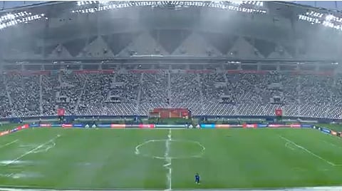 إيقاف مباراة السعودية والإمارات بسبب الأمطار.. ومراقب اللقاء يتفقد أرضية الملعب لاتخاذ قرار