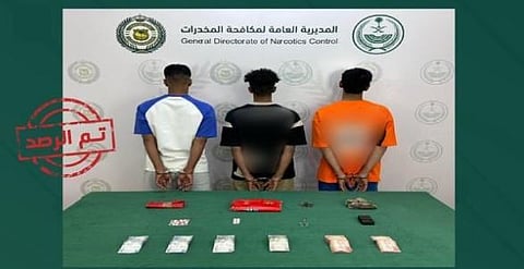 القبض على 3 أشخاص لترويجهم الحشيش وأقراصًا مخدرة بالمدينة المنورة 