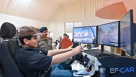 المرور يتيح لزوّار مهرجان الملك عبدالعزيز للإبل تجربة القيادة الآمنة عبر جهاز المحاكاة
