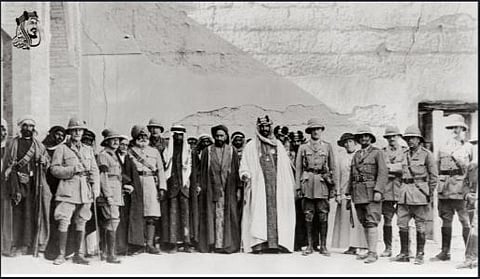 لحظة نادرة التوثيق.. صورة تاريخية للملك عبدالعزيز خلال زيارته البصرة عام 1334هـ