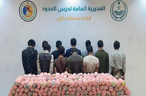 القبض على 11 يمنيا هربوا 180 كيلوجرامًا من القات المخدر في جازان