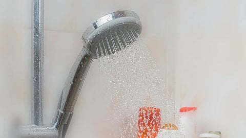 استشاري: الاستحمام بالمياه الساخنة يؤثر على الطبقة الخارجية للبشرة