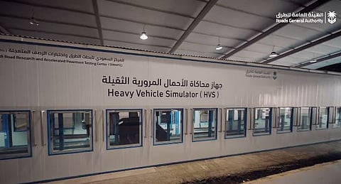 «العامة للطرق»: جهاز محاكاة الأحمال المرورية أداة لاختبار عينات الطرق قبل اعتمادها