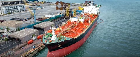 محلل اقتصادي: أمريكا تحتاج إلى النفط الفنزويلي لمعالجة مصافيها