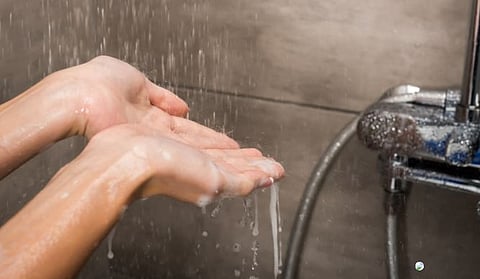 مختصة توضح تأثير الاستحمام بالماء البارد على الجسم والجلد 