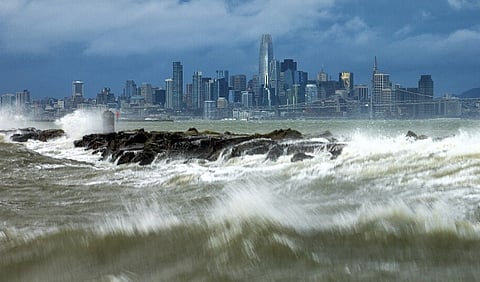 كاليفورنيا تتعرض لعواصف شديدة ولوس أنجلوس تبدأ في عمليات الإجلاء