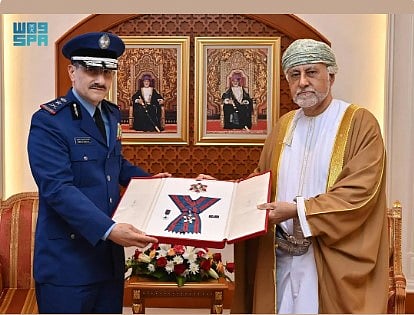 سُلطان عُمان يمنح قائد القوات الجوية الملكية السعودية وسام عُمان العسكري