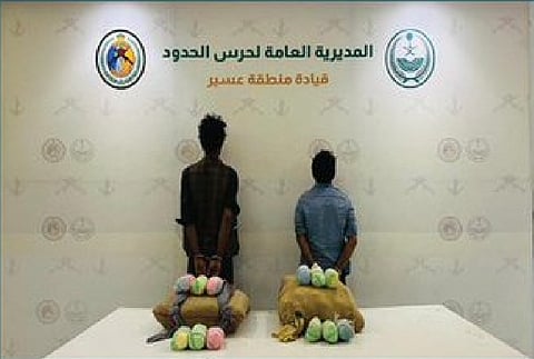 ضبط يمنيين بعسير لتهريبهما 40 كيلوجرامًا من نبات القات المخدر