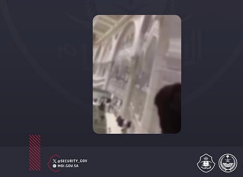 القوة الخاصة لأمن المسجد الحرام تباشر حالة إلقاء شخص نفسه من الأدوار العلوية للمسجد