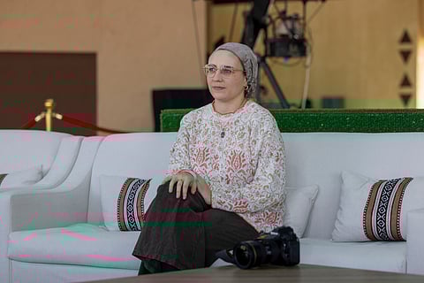 سائحة بريطانية تروي تجربتها في مهرجان الملك عبدالعزيز للصقور 2025