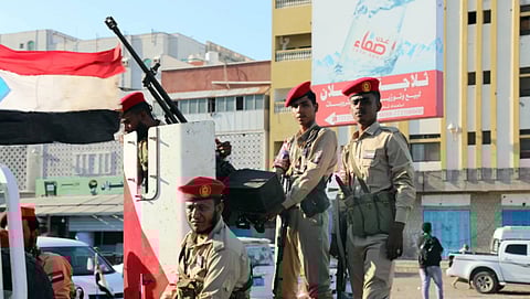 أستاذ إعلام: طموحات المجلس الانتقالي وسلوكه العسكري لا يخدمان القضية اليمنية