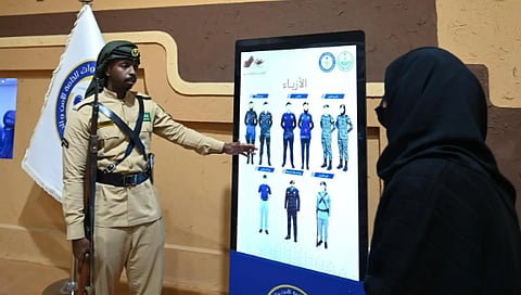 القوات الخاصة للأمن والحماية تستعرض الزيّ التاريخي لزوّار معرض «واحة الأمن» 