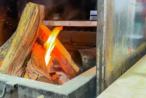 موجة البرد تدفع سكان القصيم لاستخدام الحطب المستورد للتدفئة