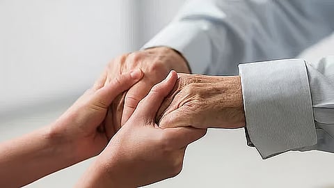 تجمع الرياض الصحي يوضح  10 طرق  للعناية بكبار السن 