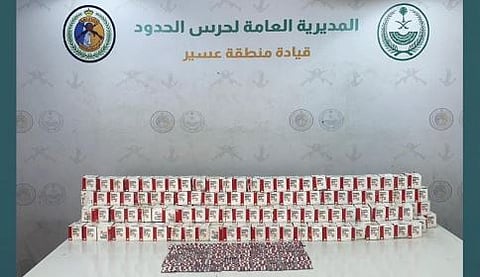 إحباط تهريب 29,850 قرصًا خاضعًا لتنظيم التداول الطبي بعسير