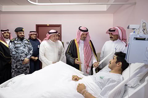 نائب أمير مكة يزور «الجندي ريان» للاطمئنان عليه بعد إصابته أثناء تأديته مهامه بالمسجد الحرام