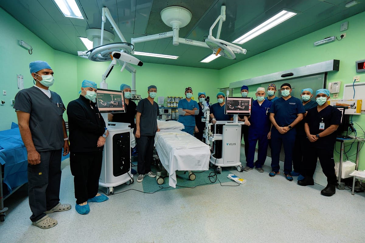 استبدال مفصل الركبة بتقنية الروبوت الجراحي في مستشفى دله النخيل بالرياض يحقق دقة عالية، تعافٍ أسرع، وكفاءة أفضل في الحركة.. في تكامل بين خبراء الجراحة وفريق التخدير المختص، نجحت العملية التي أجريت باستخدام تخدير نصفي وعاد المريض للمشي في نفس اليوم.. دله الصحية تواصل ريادتها في الاستثمار الطبي المتقدم، وتقديم رعاية متكاملة وفق أعلى المعايير العالمية 