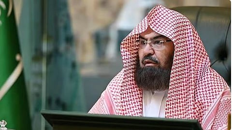 «السديس» يطّلع على منظومة الشاشات التفاعلية لإجابة السائلين بالمسجد النبوي