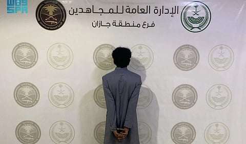 دوريات الإدارة العامة للمجاهدين بجازان تقبض على مواطن نقل مخالفين لنظام أمن الحدود