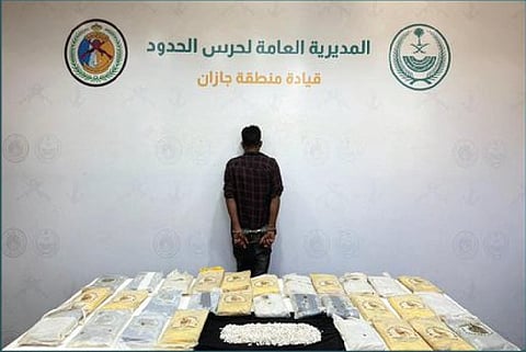 القبض على يمني بجازان لتهريبه 33 كيلوجرامًا من الحشيش المخدر و3,200 قرص من مادة الإمفيتامين