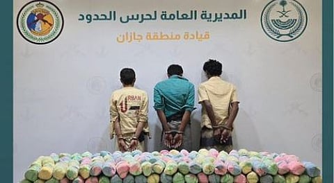 القبض على 4 مخالفين يمنيين لتهريبهم القات والحشيش وأقراص مخدرة بجازان 