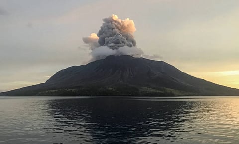 إندونيسيا ترفع مستوى التحذير من بركان جبل بور ني تيلونج بعد زيادة نشاطه