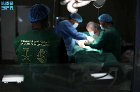 فريق مركز الملك سلمان يجري 99 جراحة متخصصة في غزة