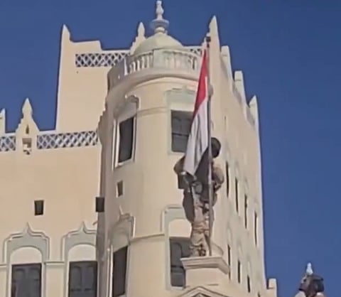 سيئون تحتفل برفع العلم اليمني على قصرها التاريخي